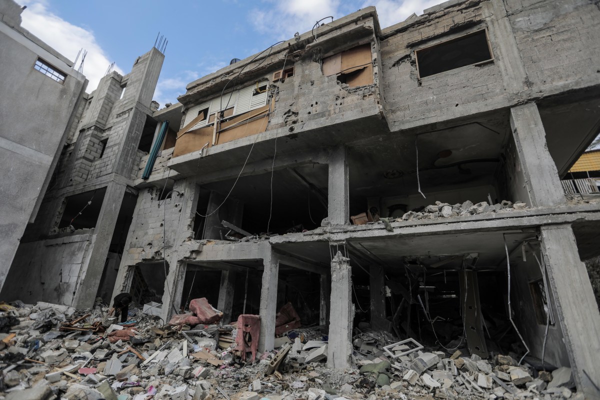 Según el Ministerio de Salud de la Franja de Gaza gobernada por Hamás, entre 15,000 y 20,000 personas se refugiaron en instalaciones hospitalarias. La OMS, una vez más en contacto con el hospital Al-Shifa de Gaza, considera "la situación desastrosa y peligrosa". (Foto de Ahmad Hasaballah/Getty Images)