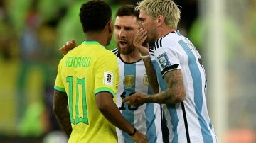 Rodrygo discutiendo con Leo Messi y Rodrigo De Paul.