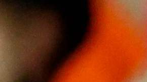 Hinchas de Argentina muestran una bandera con el retrato de Diego Armando Maradona.