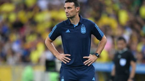 Lionel Scaloni dirige a la selección de Argentina durante su visita al Maracaná en Brasil.