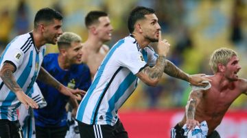 Jugadores de la selección de Argentina hacen gestos a la tribuna luego del triunfo ante Brasil en el Maracaná.