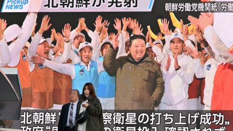 Kim Jong Un celebrando después del lanzamiento del satélite de reconocimiento 'Malligyong-1'.