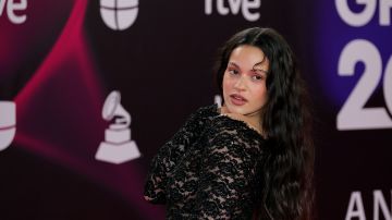 Rosalía posando en la alfombra roja de los Latin Grammy 2023.