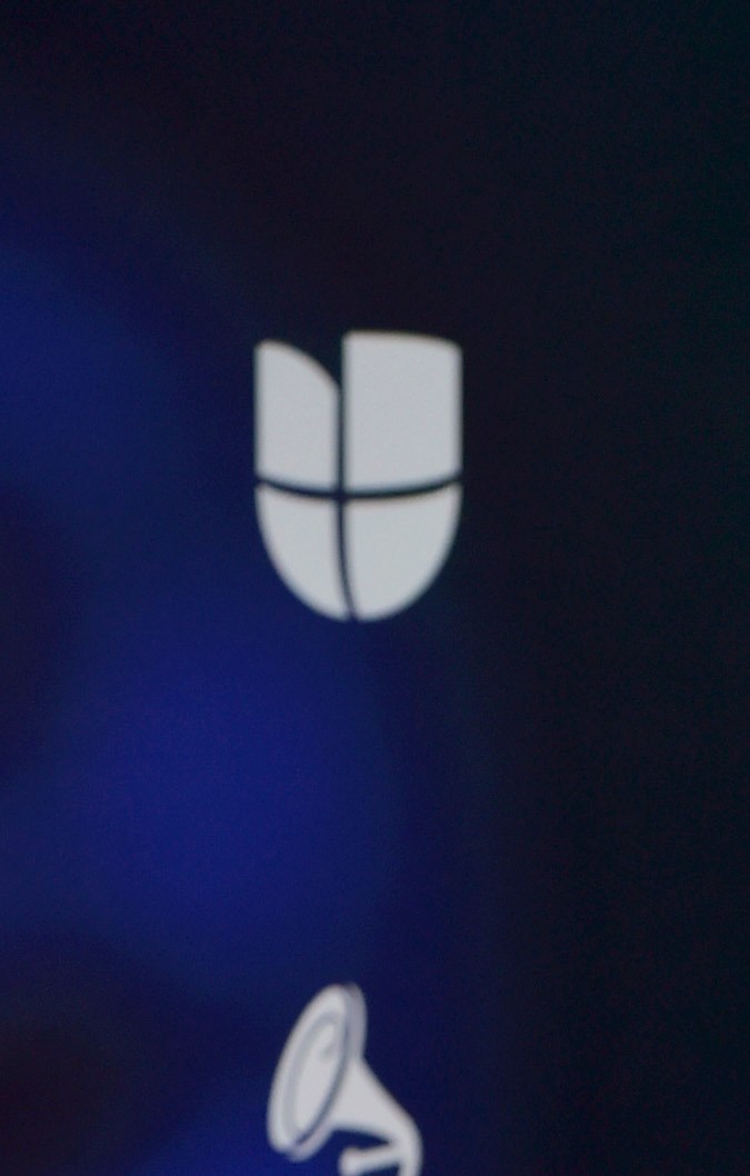 Peso Pluma y Nicky Nicole posando juntos en los Latin Grammy 2023.