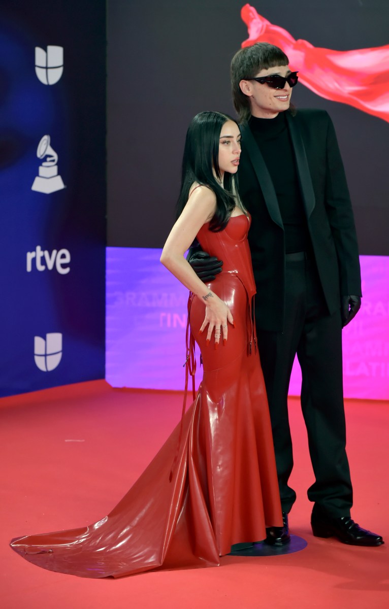 Peso Pluma y Nicky Nicole posando juntos en los Latin Grammy 2023.