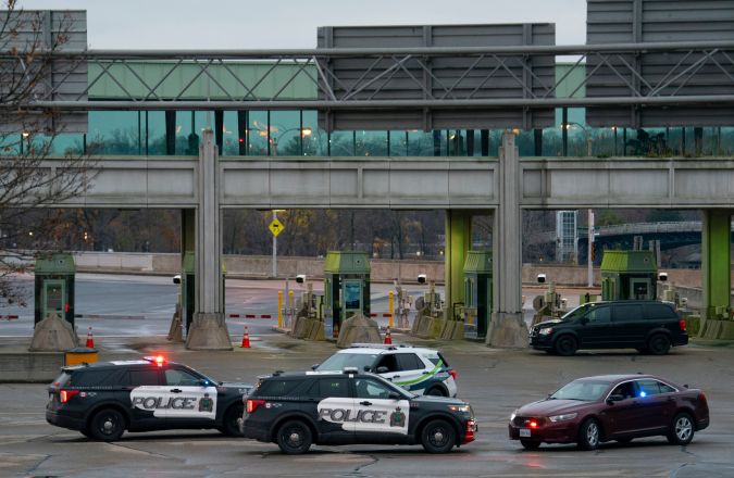 Coches de policía canadienses cerca del cruce fronterizo del Puente Rainbow hacia EE.UU. en las Cataratas del Niágara, Ontario, después de que un automóvil explotara en un puesto de control entre EE. UU. y Canadá. (Foto de PETER POWER/AFP vía Getty Images)