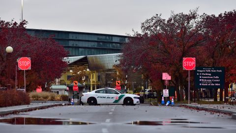 Un coche de la policía del parque estatal bloquea el tráfico hacia el puente Rainbow, uno de los cuatro cruces principales entre EE.UU. y Canadá.