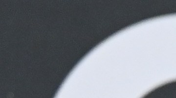 Karol G posando con sus premios en Los Latin Grammy.