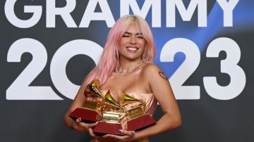 Karol G posando con sus premios en Los Latin Grammy.