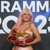 Karol G posando con sus premios en Los Latin Grammy.
