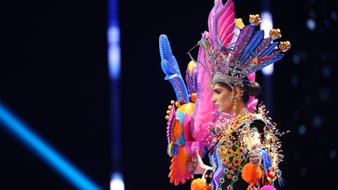 Melissa Flores en la pasera de Miss Universo 2023 con su traje típico