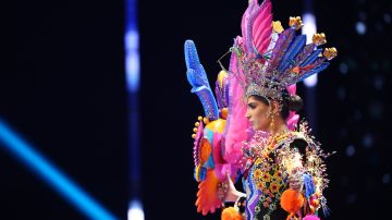 Melissa Flores en la pasera de Miss Universo 2023 con su traje típico