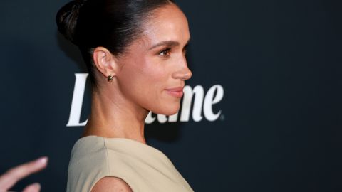 Meghan Markle posando en una alfombra roja en un evento.