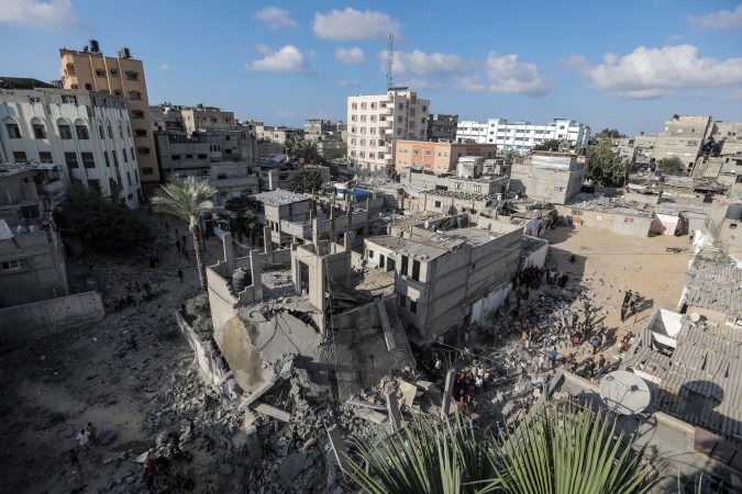 Según el Ministerio de Salud de la Franja de Gaza, gobernada por Hamás, entre 15,000 y 20,000 personas se refugiaron en instalaciones hospitalarias. La OMS considera "la situación desastrosa y peligrosa". (Foto de Ahmad Hasaballah/Getty Images)
