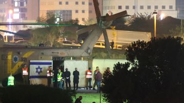 Un helicóptero israelí con rehenes liberados aterriza en el centro médico Schneider de Tel Aviv.