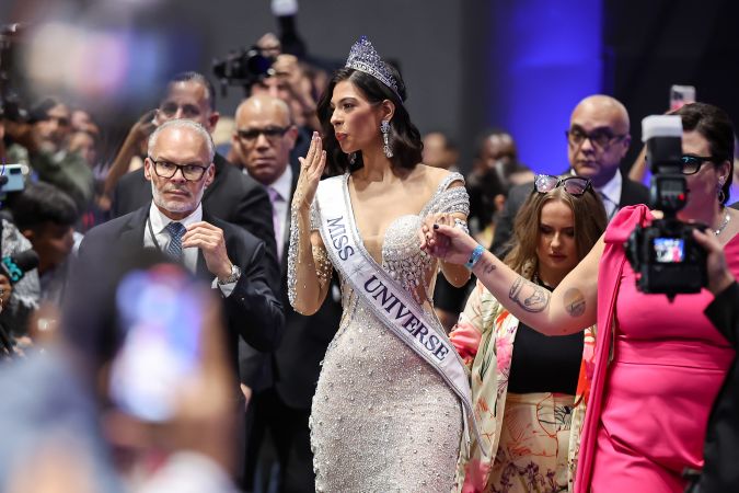 Sheynnis Palacios saludando a la gente tras ganar Miss Universo 2023.
