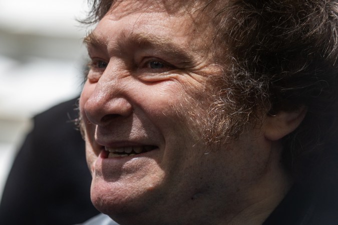 El candidato presidencial por La Libertad Avanza, Javier Milei observa después de emitir su voto durante la segunda vuelta presidencial en la Universidad UTN este 19 de noviembre de 2023 en Buenos Aires, Argentina. (Foto de Tomás Cuesta/Getty Images)