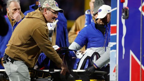 Jugador de Buffalo Bills sufrió impactante lesión en el cuello y tuvo que ser sacado en ambulancia