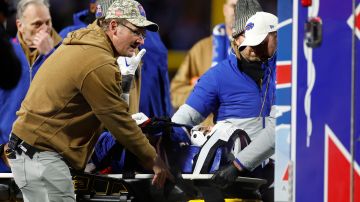 Jugador de Buffalo Bills sufrió impactante lesión en el cuello y tuvo que ser sacado en ambulancia