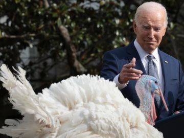 Biden indultó a los pavos Liberty y Bell en el 76º Indulto Nacional Anual de Pavos de Acción de Gracias.