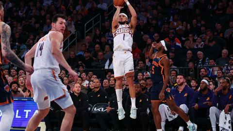 Devin Booker anota el tiro ganador ante New York Knicks.