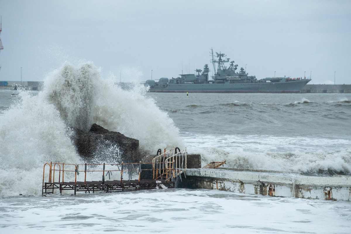 Se ve un buque de guerra atracado en el puerto de la ciudad turística de Sochi, en el Mar Negro, durante una tormenta el 27 de noviembre de 2023. (Foto de MIKHAIL MORDASOV/AFP vía Getty Images)