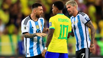 Lionel Messi discute con Rodrygo.