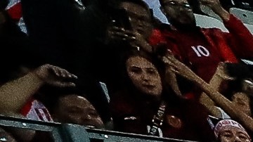 Policía peruana enfrentada a jugadores de Venezuela.