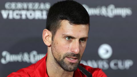 Novak Djokovic atiende a los medios de comunicación en la previa a la final de la Copa Davis 2023.