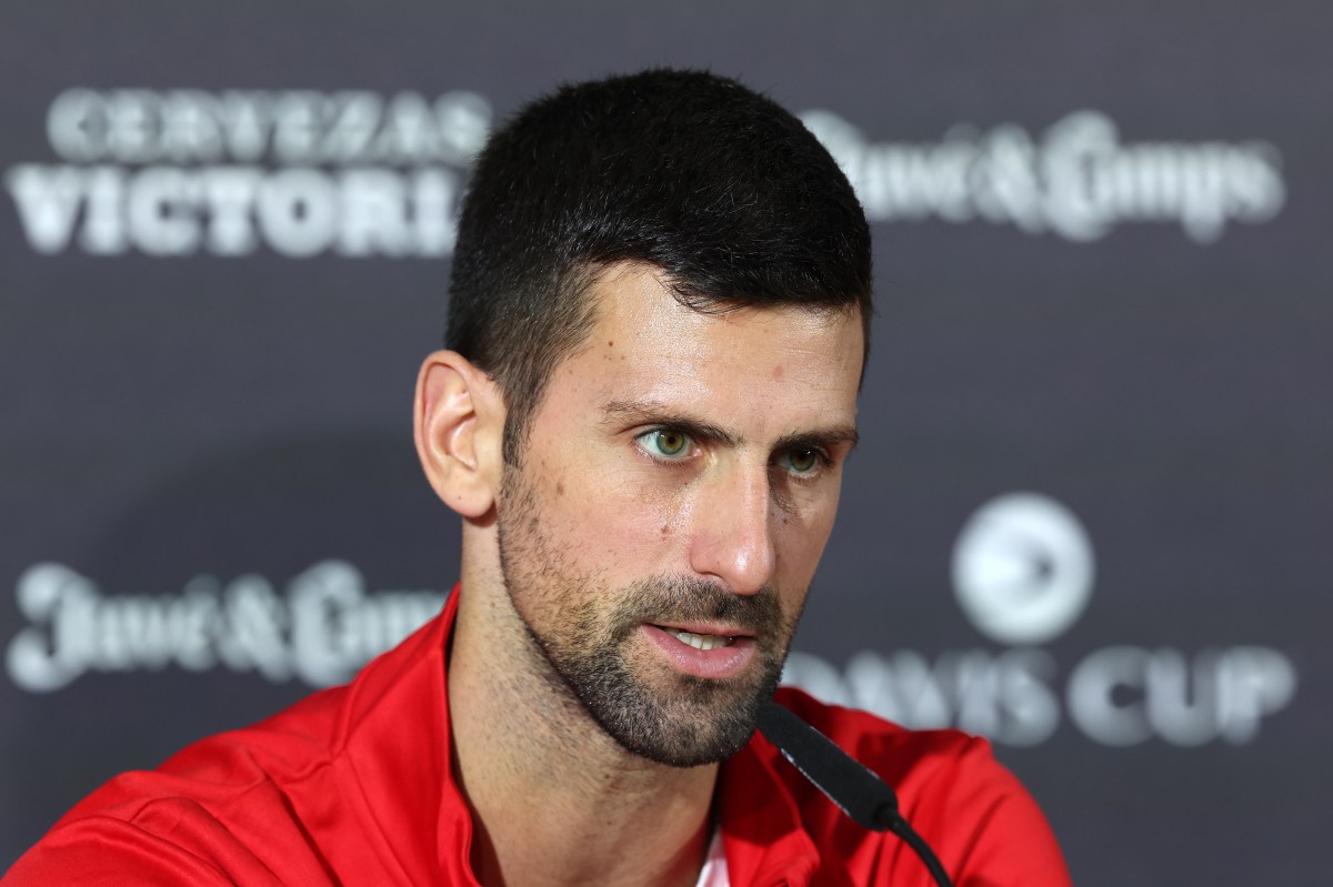 Novak Djokovic atiende a los medios de comunicación en la previa a la final de la Copa Davis 2023.