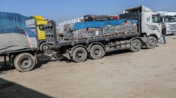 Camiones diésel y de ayuda entran por el cruce terrestre de Rafah.