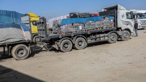 Camiones diésel y de ayuda entran por el cruce terrestre de Rafah.