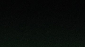 Árbitro de fútbol a punto de sacar una tarjeta.