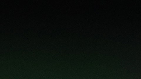Árbitro de fútbol a punto de sacar una tarjeta.