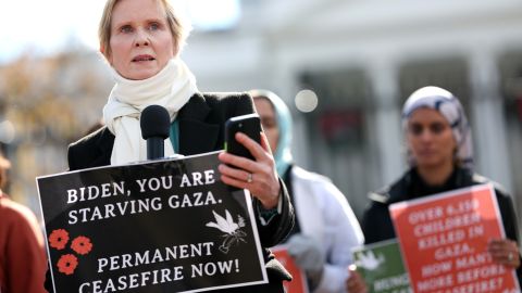 Cynthia Nixon manifestándose afuera de la Casa Blanca.