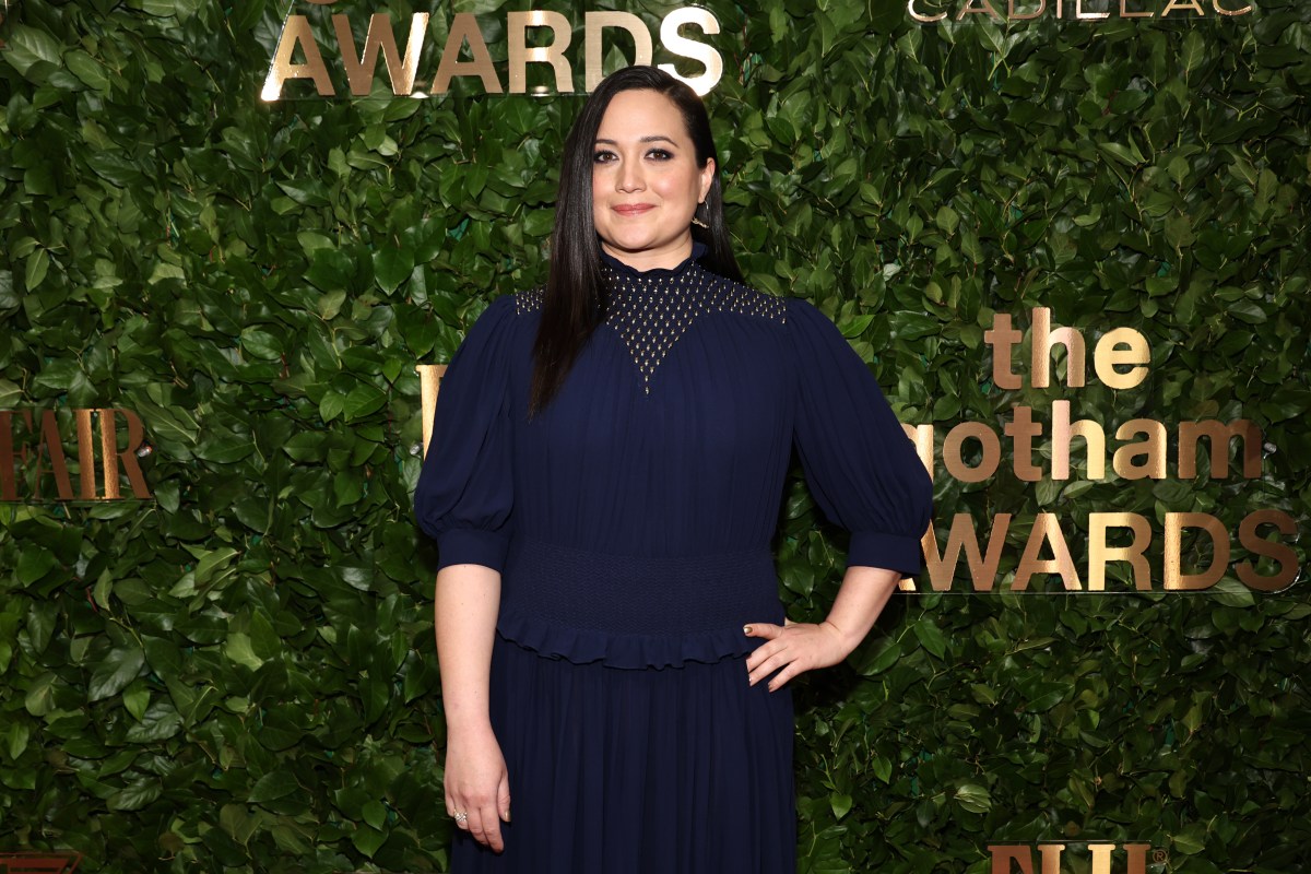 Lily Gladstone posando durante la alfombra roja de los Gotham Awards.