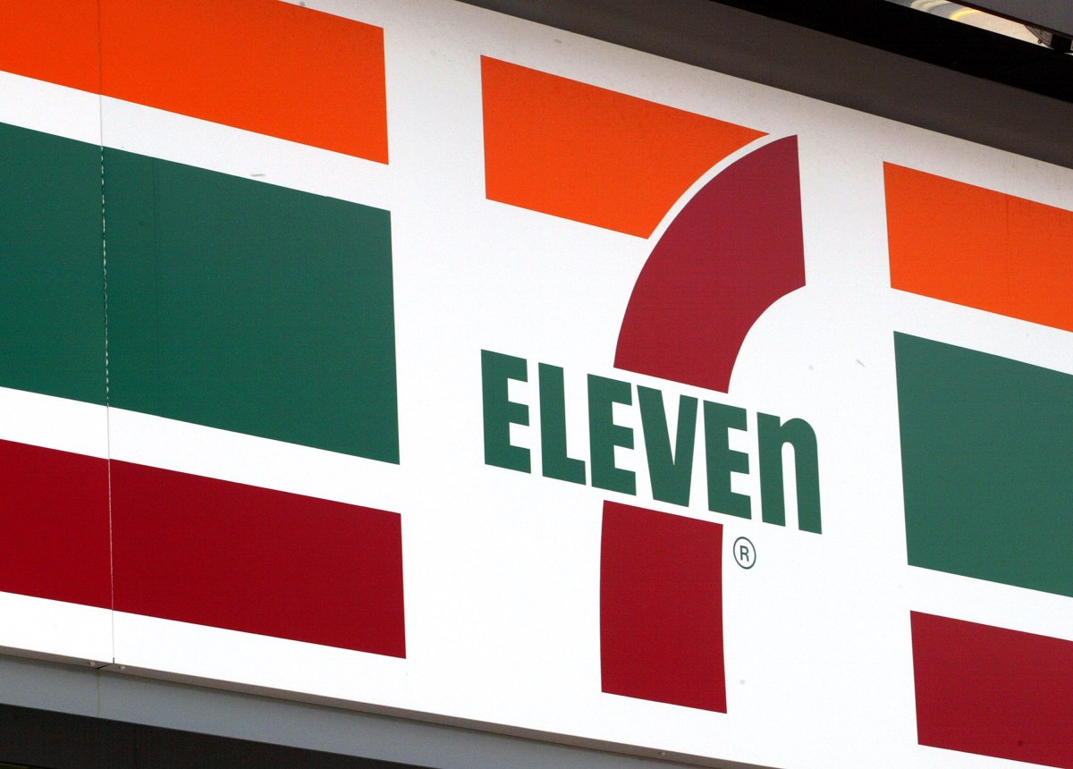 7-Eleven Employees Defend Store from Man Claiming Saudi Royalty