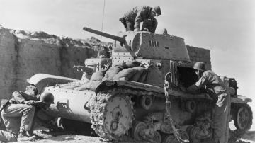 Febrero de 1943: soldados estadounidenses examinan un tanque capturado.