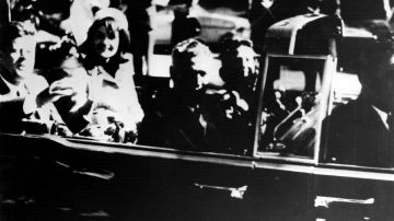 En la imagen aparecen John F. Kennedy junto a Jackie Kennedy minutos antes del asesinato.