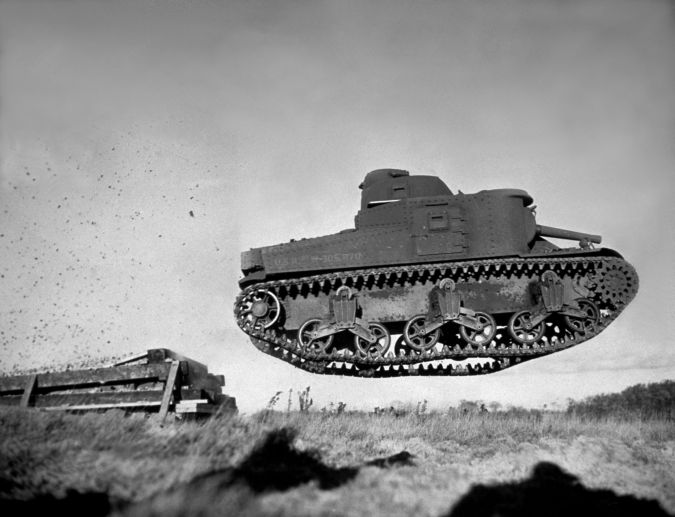Alrededor de 1941: uno de los tanques medios estadounidenses M-3 en acción en la Guerra del Desierto Occidental. (Foto de Keystone/Getty Images)