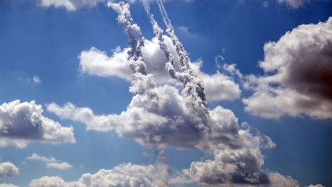 Misiles lanzados en el cielo ucarniano.