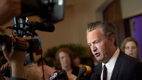 Matthew Perry participando en un evento.
