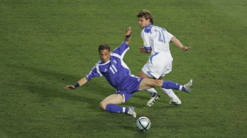 El griego Themistoklis Nikolaidis disputa un balón con el ruso Alexy Bugaev en la Euro 2024.