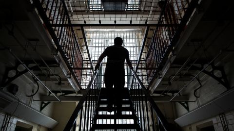 Funcionarios aseguran que la falta de personal en las cárceles afecta el funcionamiento.