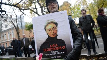 Un hombre sostiene un retrato de la periodista rusa asesinada Anna Politkovskaya.