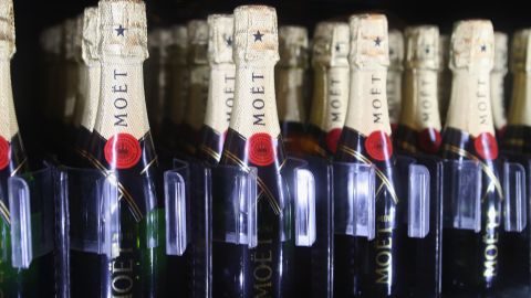 Intentaron robar miles de dólares en botellas de Moët & Chandon.