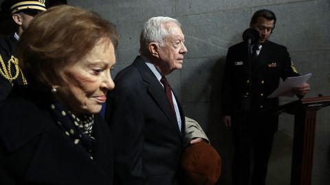 Las banderas de EE.UU. deben ondear a media asta por la muerte de Rosalynn Carter, ordenó Joe Biden