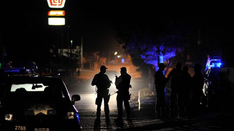 TOPSHOT - Members of the Mexican Army and Federal police patrol a crime scene after an organized crime shooting at the Villa Juarez neighbourhood in Navolato, State of Sinaloa on February 7, 2017. / AFP / FERNANDO BRITO (Photo credit should read FERNANDO BRITO/AFP via Getty Images)