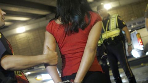 Se emitió una orden de detención contra Curtis por cargos de abuso sexual a un menor, entre otros.