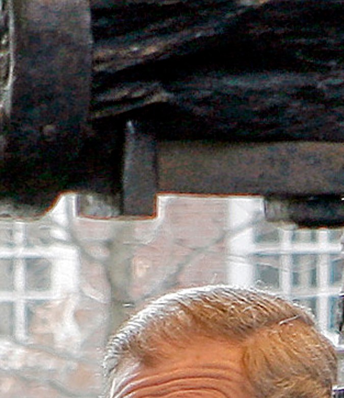 El Príncipe Carlos de Gran Bretaña, Príncipe de Gales, ve la Campana de la Libertad en el Independence Hall como parte de un viaje de dos días a los Estados Unidos, el 27 de enero de 2007 en Filadelfia, Pensilvania. (Foto de Akira Suwa-Pool/Getty Images)